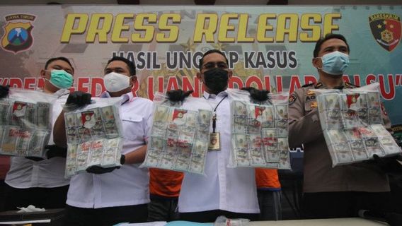 Deux Citoyens Balinais De Loin à Surabaya Pour échanger Des Dollars Contrefaits, Finalement Arrêté Par La Police