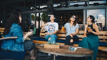 Curhat dengan Sahabat Bikin Umur Panjang Bagi Perempuan? Studi Ungkap Faktanya