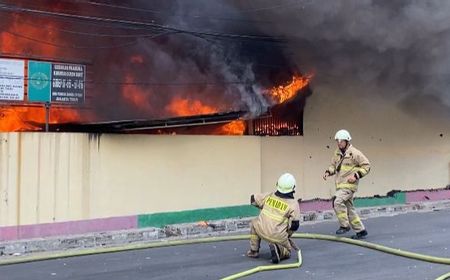 Banyak Bahan Mudah Terbakar di SDN 01 Pondok Bambu, 18 Mobil Damkar Kesulitan Sumber Air