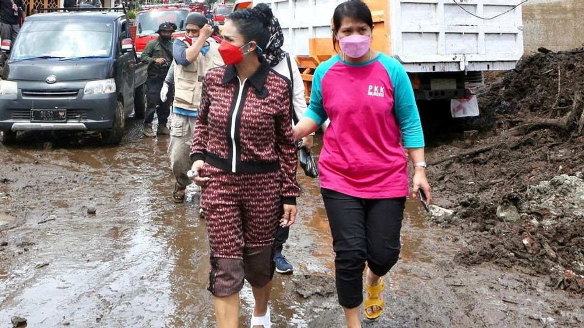 Sambangi Korban Banjir di Kota Batu, Krisdayanti Beri Bantuan Rp50 Juta
