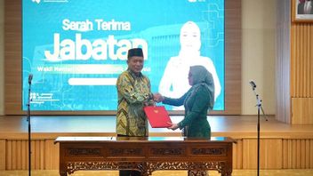 Ferry Serah Terima Jabatan Wamenkop kepada Farida Darichah