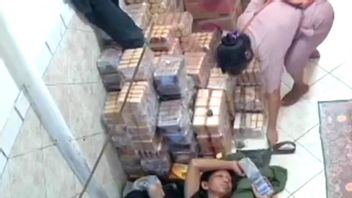 闭路电视录像，中年女子偷了属于糕点企业家的袋子，价值1200万印尼盾的安布拉