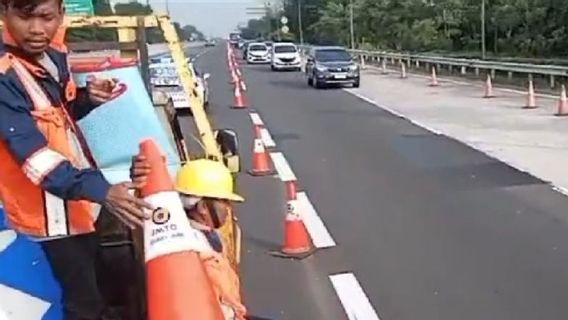 Contraflow On Cikampek Toll Road Towards Jakarta Stopped