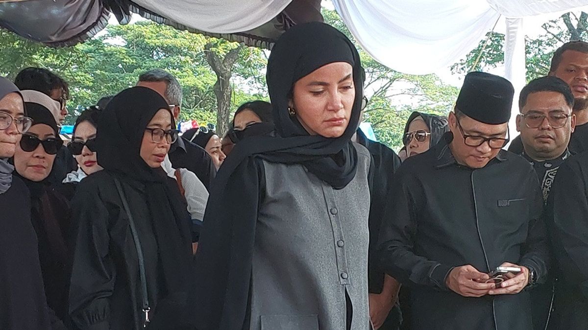 Olla Ramlan Reveals Heartache Facing Netizen Comments Amid Mother's Grief