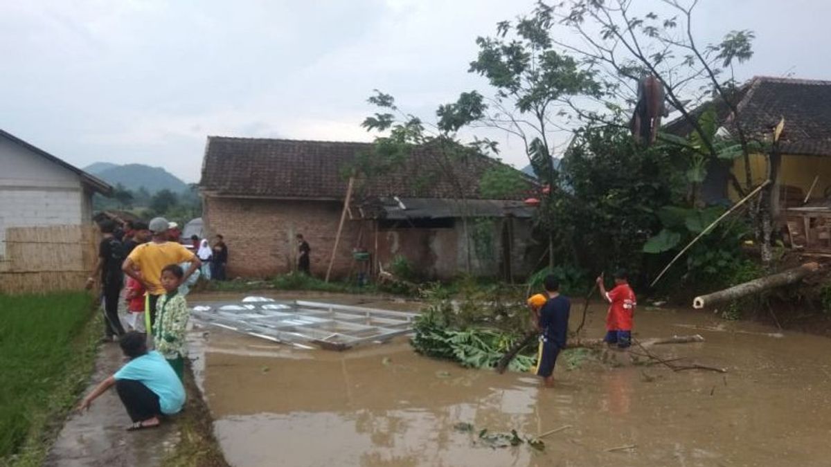 Belasan Rumah Tegaltengah Sukabumi Rusak Disapu Puting Beliung