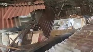 4 Orang Luka-luka Akibat Pipa Besi Jatuh Menimpa Warung di Penjaringan