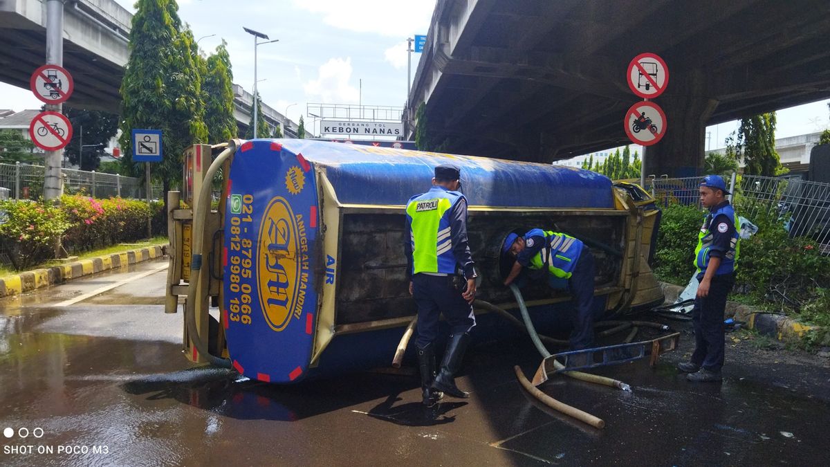 Water Tank Truck Crashes Into Kebon Nanas Toll Gate Fence, Driver: I'm Daydreaming, Fasting