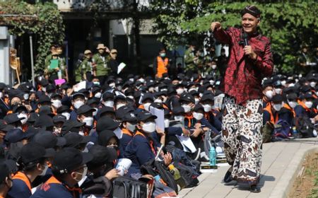 Pakai Beskap Sambil Berpanas-panasan, Ganjar Motivasi Mahasiswa Baru Teknik UGM