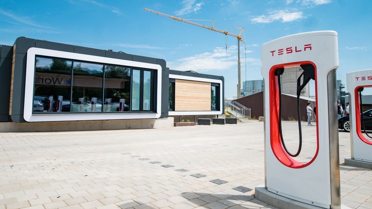 Tesla Creates Cube Lounge At Supercharger Station, Complete With Coffee Machine And Gaming Area