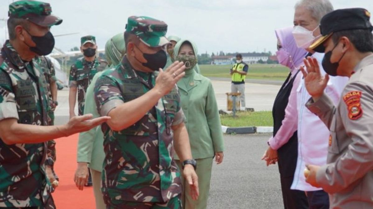 KSAD Dudung dan Istri Terbang ke Palembang Pantau Serbuan Vaksinasi COVID ke Warga 