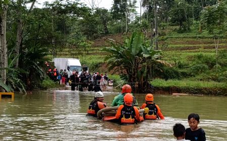 Banjir Melanda Sukabumi, DMC Dompet Dhuafa Evakuasi Warga Terdampak