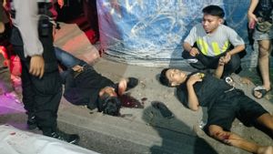 탕그랑에서 강도 2명이 활동 중 주민들에 의해 체포된 후 구타당함