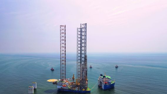 Emerald DrILLer Rig Jackup Ready To Operate In The Java Sea