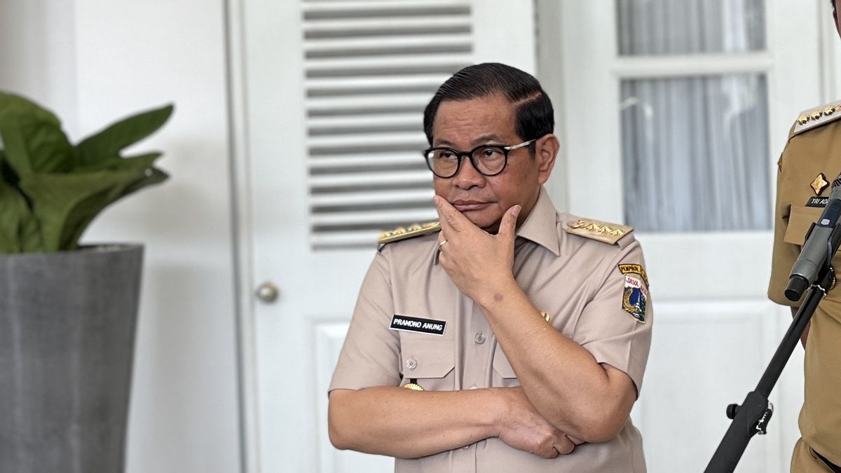 プラモノ・ケナン・トライ・ストリスノ:憲法をしっかりと握った国民の父の姿