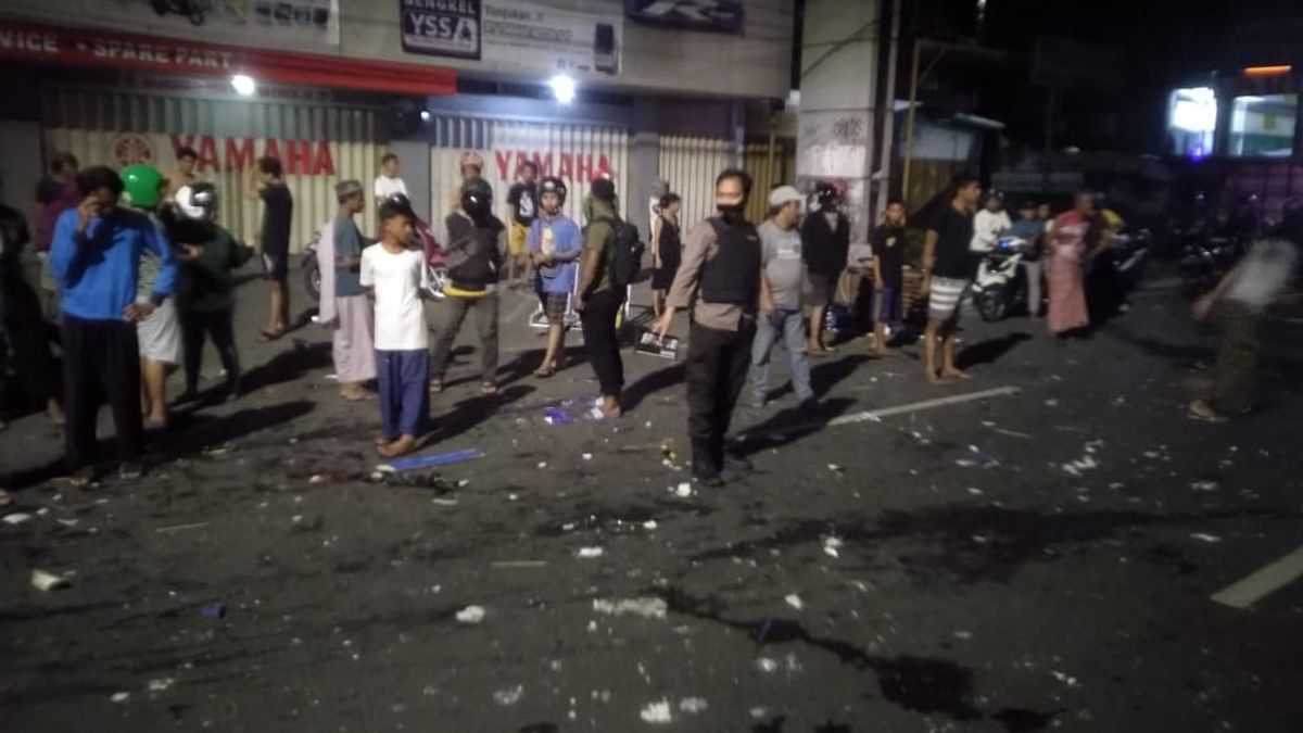 Pemotor <i>Ngebut</i> Tabrak Pedagang Bakso di Makassar, Pelaku Diburu Polisi