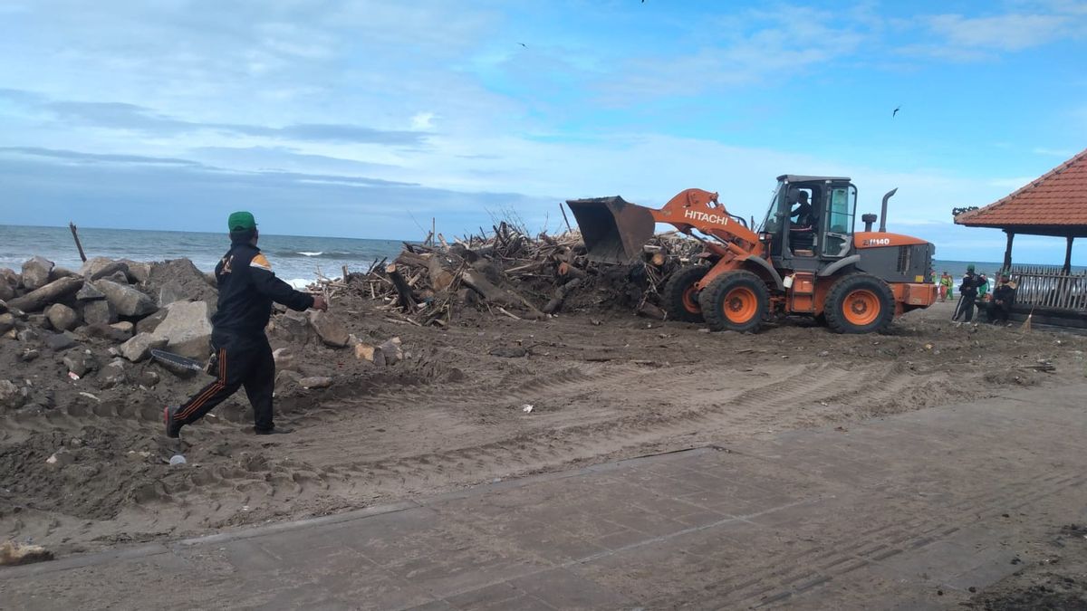 700 Ton Sampah Kiriman Diangkut dari Pantai Bali, 500 Petugas Siaga Saat Malam Tahun Baru 