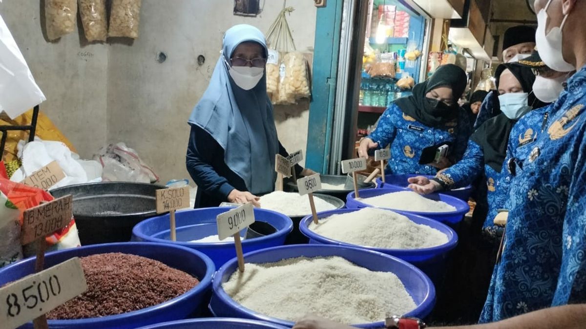 不符合DKI州长的承诺，传统市场的大米和鸡肉价格继续上涨
