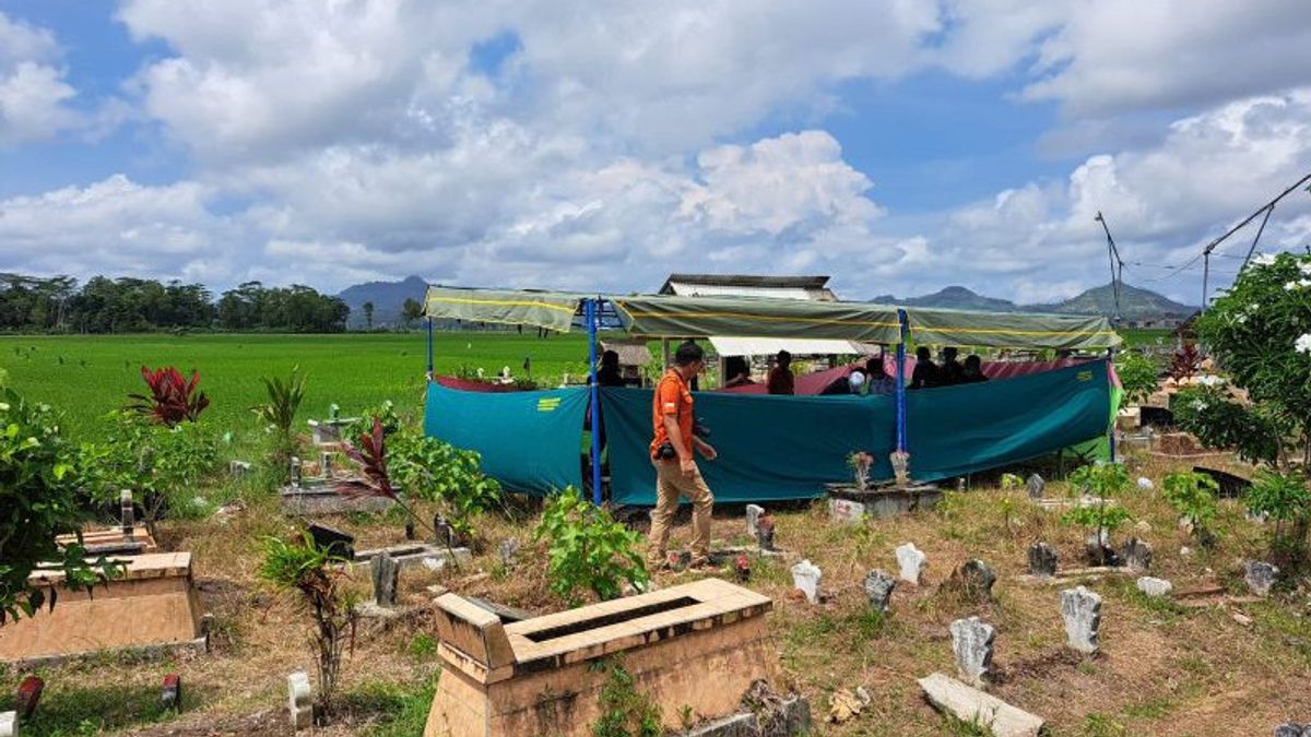 Unloading Toddler's Grave In Tulungagung, Police Investigate Unnatural Death