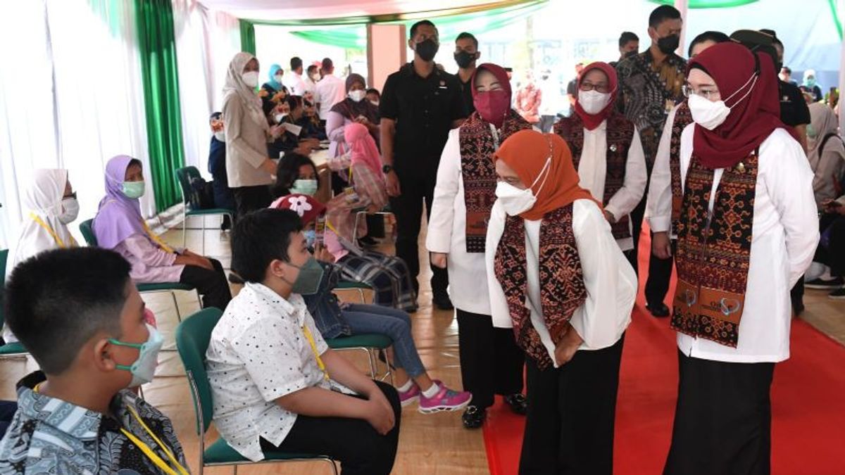 استعراض التطعيمات COVID الأطفال، إيريانا Jokowi: لا أحد يخاف، الجميع سعداء