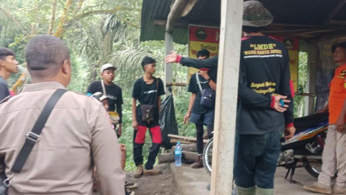 Police Evacuation Of 4 Raiders In Mount Kelud