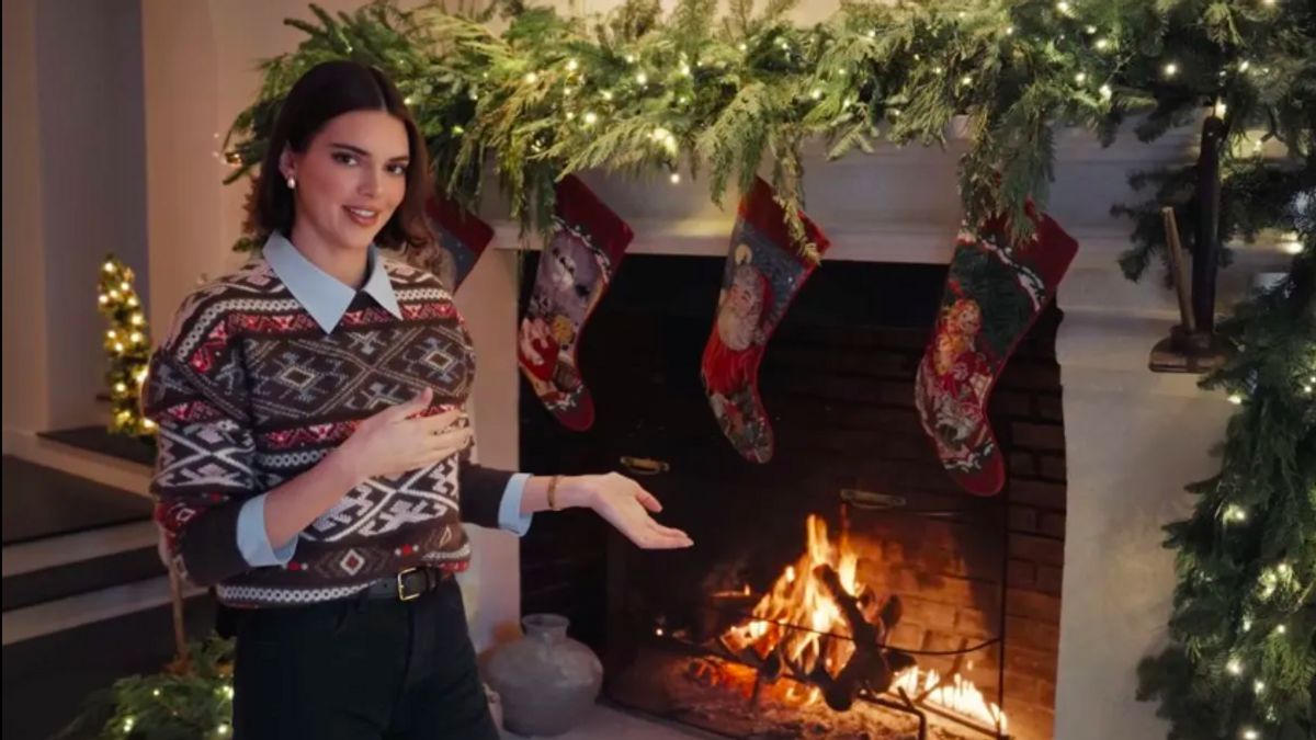 Kendall Jenner Pamer Dekorasi Natal di Rumah Mewahnya di Los Angeles