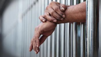 「お母さんがいつ逮捕されましたか?」と、何年も父親に虐待されてきた少女の少年は言った。