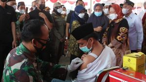 Dapat Tugas dari Jokowi, Mensos Risma Tinjau Percepatan Vaksinasi COVID-19 di Bangkalan, Madura
