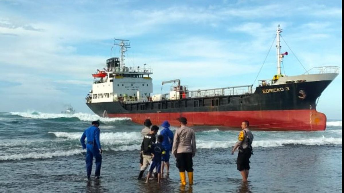 There's A Tanker Ship That Ran Aground At Sancang Beach, It's Been 3 Days And It Hasn't Been Evacuated