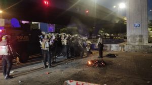 Mahasiswa Masih Lawan Polisi di Flyover Makassar, Lempar Batu Dibalas Gas Air Mata