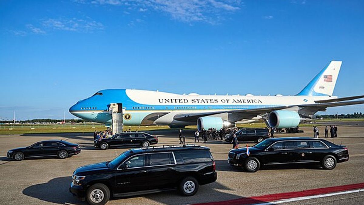 エアフォースワンでは、トランプがベラルーシ大統領の電話、プーチン同盟国