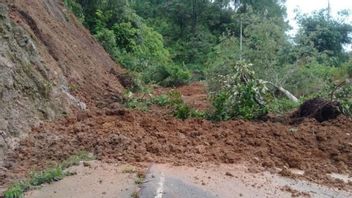 パダン-ブキティンギを結ぶ道路が土砂崩れで埋もれている