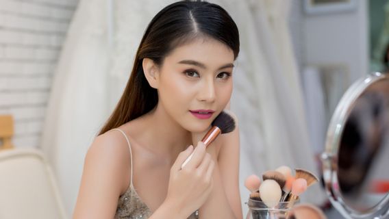 Agar Terlihat <i>Flawless</i>, Begini 7 Trik Memakai Makeup Wajah                 