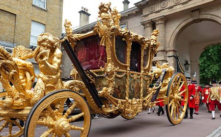 Miniatur Gold State Coach Ini Hadiah dari Sultan Qaboos Oman untuk Ratu Elizabeth II