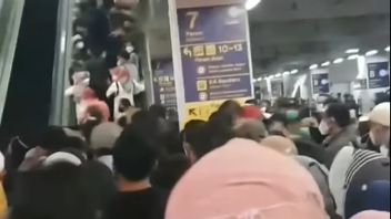 Bikin Geleng-geleng Kepala, Eskalator Stasiun Commuter Line Manggarai Hanya Satu yang Aktif, Penumpang sampai Teriak-teriak