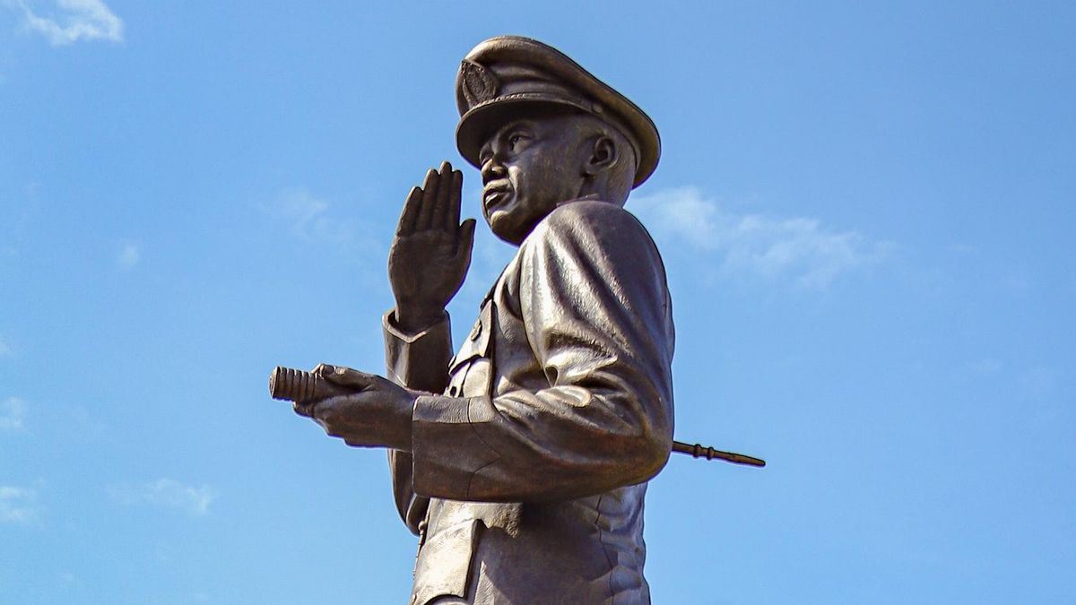 La statue du général Hoegeng Iman Santoso de 14 mètres de haut sur la place de la police de Jateng