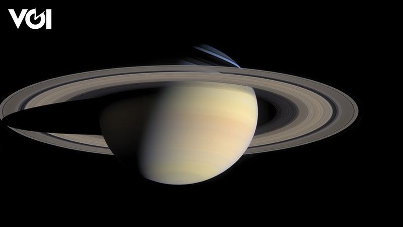 NASA Spacecraft Captures Images of Saturn Complete with Rings