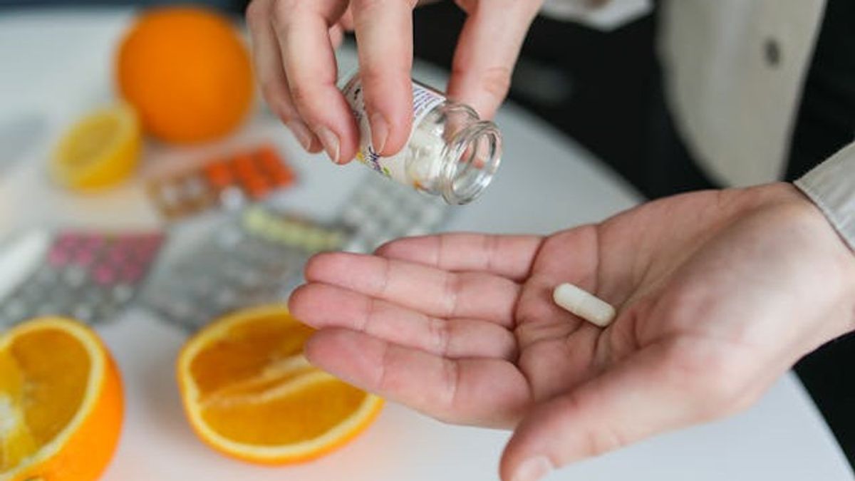 هل يمكن أن يسبب معظم استهلاك فيتامين C حصوات الكلى؟ هذا ما قاله الطبيب