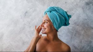 7 façons de resserrer votre peau naturellement selon un dermatologue