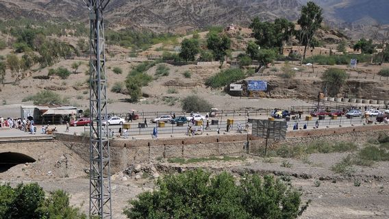 アフガニスタンとパキスタンの主要な国境検問所が閉鎖され、市民が銃声を報告