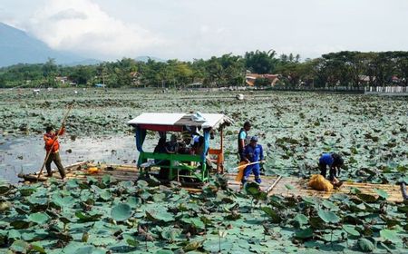 Pemkab Garut Bersihkan Sampah di Situ Bagendit Usai Libur Panjang