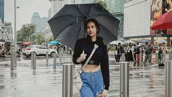 安雅杰拉尔丁在新加坡玩雨的肖像，网友：不强很美