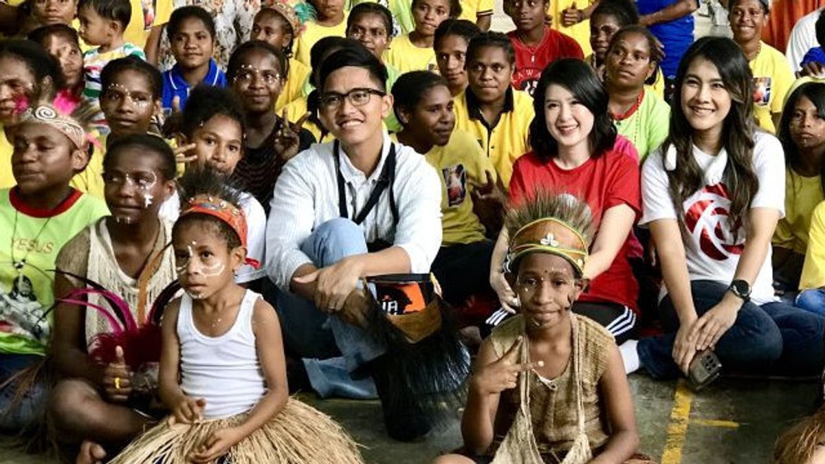 PSI Chairman Kaesang Gives Entrepreneurship Tips To Young Children In Sentani Papua