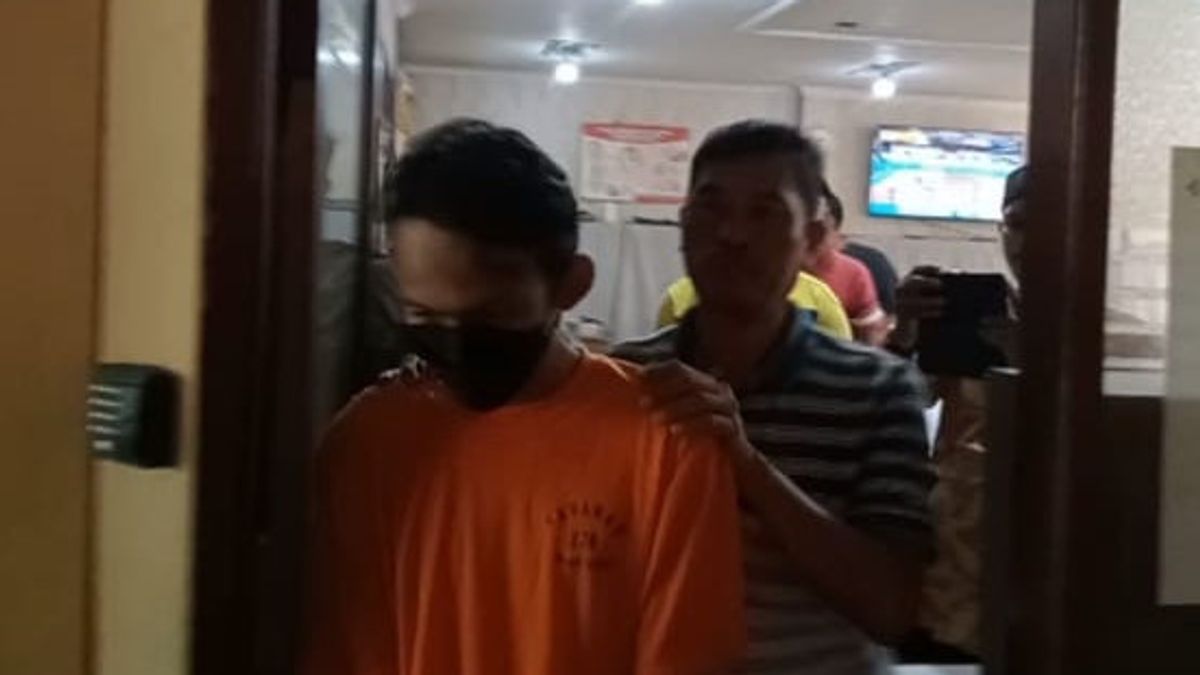 Duren Sawit的毒品快递员承认,他获得了200万印尼盾的工资,以运送延期。