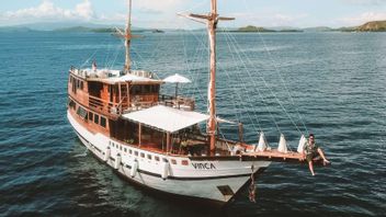 Sailing To 10 Tourist Destinations In Labuan Bajo, Phinisi Komodo Luxury Can Be An Choice