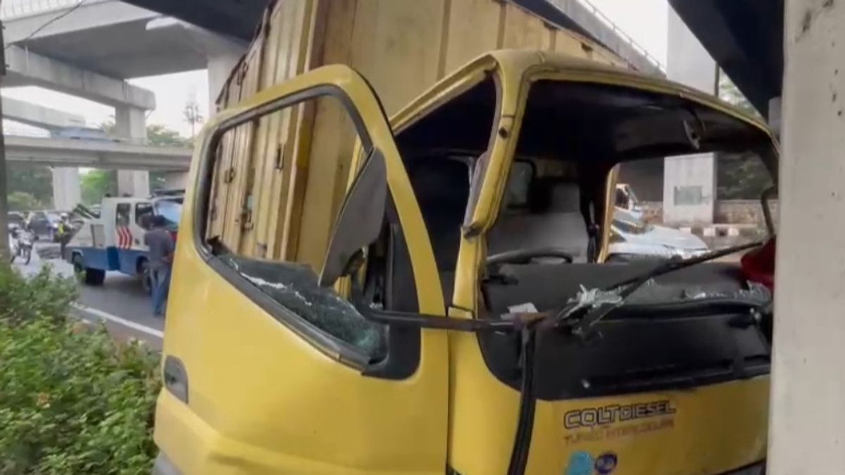 突然制动车,万隆Tabrak Tiang Tol Cawang的纺织运输卡车, 司机被踩在