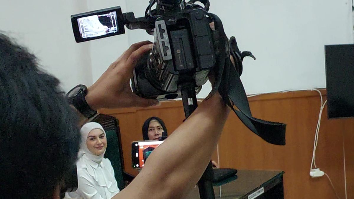 The Second Divorce Session Was Held, Irish Bella Present At The Depok Religious Court In A White Dress