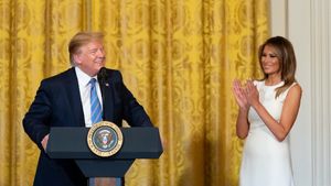 Sangkal Berhubungan, Melania Istri Trump Juga Bantah Fotonya Bersama Jeffrey Epstein  