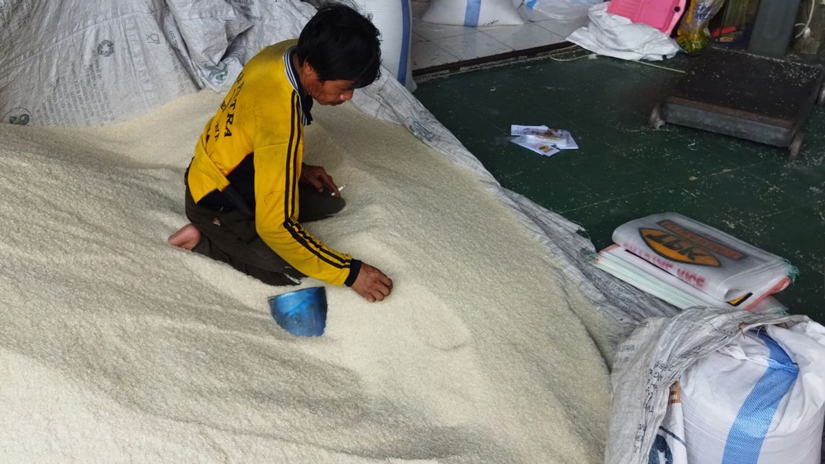 جاكرتا لم يتم توزيع الانخفاض في أسعار الأرز في المتاجر والأسواق الإقليمية في غرب جاكرتا بالتساوي