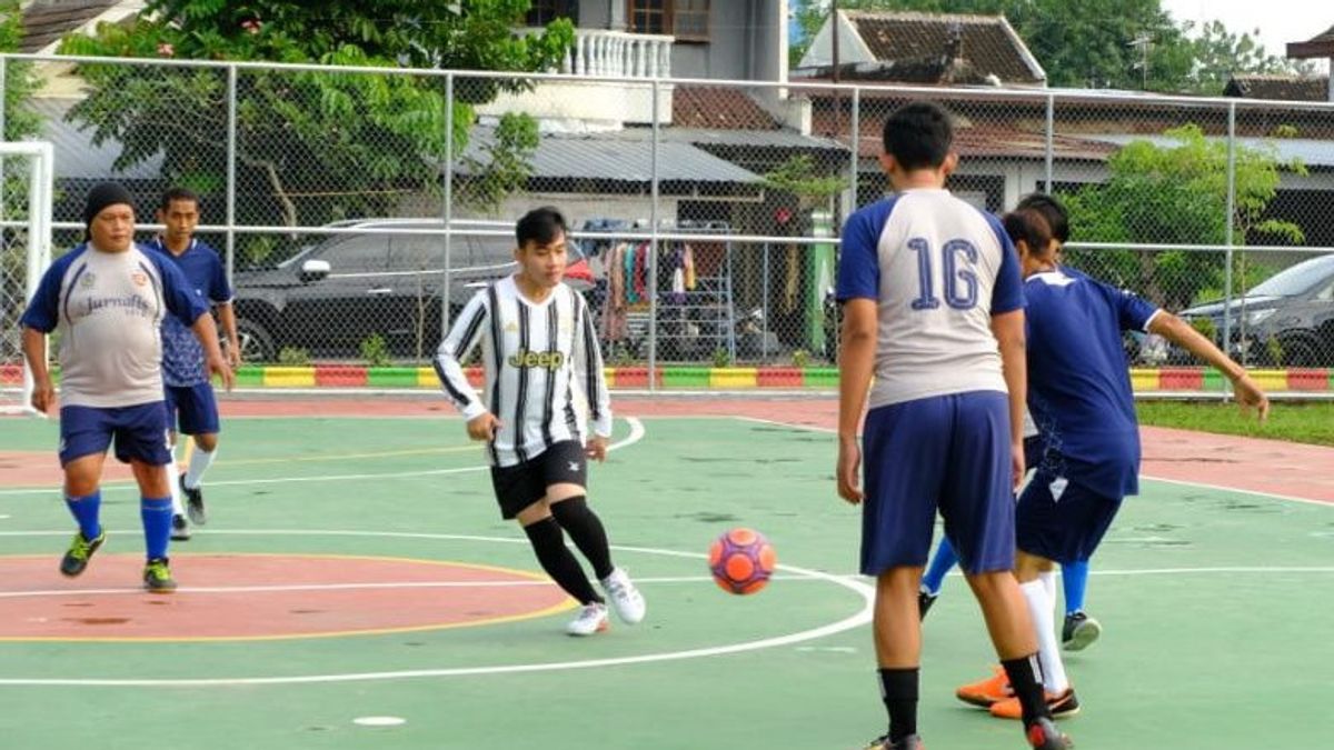 Playing Futsal Jajal Penumping Field, Gibran Supports Improving Sports Facilities In Solo