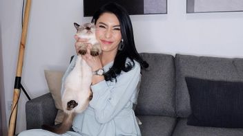 10 Potret Tyas Mirasih Bersama Kucing-kucingnya, Termasuk <i>Cat Person</i>?